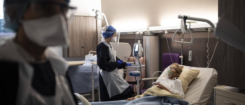 Überall sind die Klinikbetten voll und das Personal am Limit. Dann passieren Fehler. Dieses Bild ist ein Archivfoto und zeigt nicht das Krankenhaus aus dem Text.