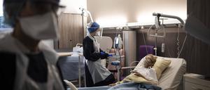 Überall sind die Klinikbetten voll und das Personal am Limit. Dann passieren Fehler. Dieses Bild ist ein Archivfoto und zeigt nicht das Krankenhaus aus dem Text.