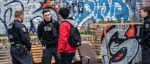 Polizisten kontrollieren einen Mann am Görlitzer Park in Kreuzberg.