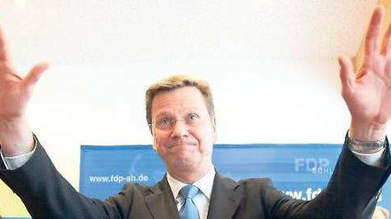 Unter Druck. Guido Westerwelle sagte am Wochenende, er wolle das Deck nicht verlassen, „wenn es stürmt“. Foto: dpa