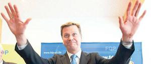 Unter Druck. Guido Westerwelle sagte am Wochenende, er wolle das Deck nicht verlassen, „wenn es stürmt“. Foto: dpa