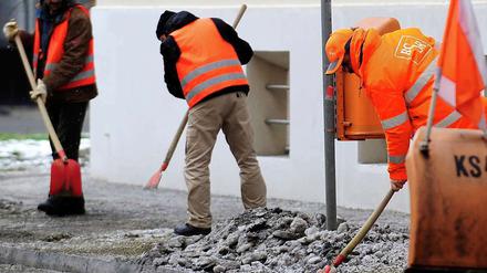 Das Eis auf Berliner Gehwegen muss laut neuem Straßenreinigungsgesetz nicht mehr nur bekämpft, sondern beseitigt werden.
