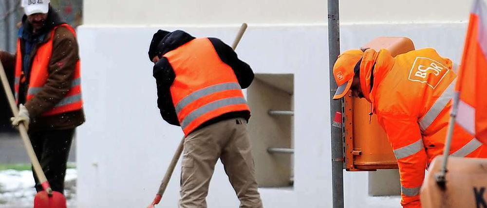 Das Eis auf Berliner Gehwegen muss laut neuem Straßenreinigungsgesetz nicht mehr nur bekämpft, sondern beseitigt werden.