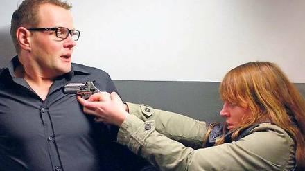 Gib’s zu, du warst es. Die traumatisierte Johanna (Maria Simon) und der verdächtige Björn (Devid Striesow) – ein guter Freund. Foto: ZDF