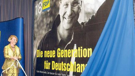 Gute Zeiten, schlechte Zeiten. 2002 verhieß Guido Westerwelle als große Hoffnung der FDP 18 Prozent, hier enthüllt die damalige Generalsekretärin Cornelia Pieper ein Plakat. Heute sitzen beide im Außenamt, und die Partei sucht junge Nachfolger. Foto: Tim Brakemeier / p-a/dpa