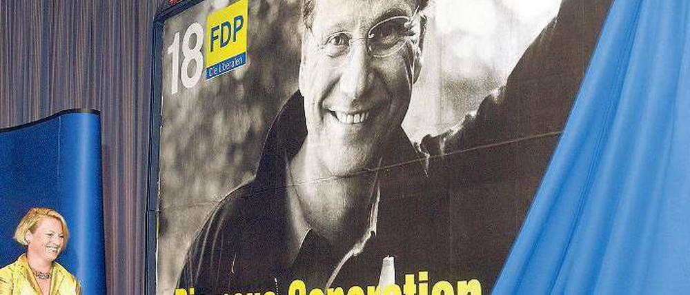 Gute Zeiten, schlechte Zeiten. 2002 verhieß Guido Westerwelle als große Hoffnung der FDP 18 Prozent, hier enthüllt die damalige Generalsekretärin Cornelia Pieper ein Plakat. Heute sitzen beide im Außenamt, und die Partei sucht junge Nachfolger. Foto: Tim Brakemeier / p-a/dpa