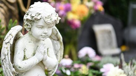 Ein Engel auf dem Grab erinnert auch an die Engel, die das Leben am 
Ende leichter machten.