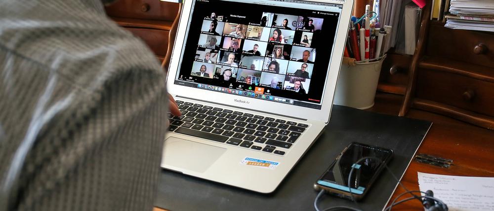  FRANCE - COVID 19 - CONTAINMENT - AT HOME - TELEWORKING - VIDEOCONFERENCE Illustration of a videoconference meeting by teleworking in the context of the containment imposed by the Covid 19 epidemic. Valence, France - March 23, 2020. Illustration d une reunion par visio conference en teletravail dans le cadre du confinement impose par l epidemie de Covid 19. Valence, France - 23 Mars 2020. VALENCE FRANCE PUBLICATIONxINxGERxSUIxAUTxONLY Copyright: xNicolasxGuyonnetx HLNGUYONNET1041791