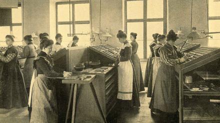 Arbeitsalltag in Berlin um die Jahrhundertwende: Die Setzerinnenschule des Lette-Vereins - ein Foto aus der "Illustrirten Zeitung" von 1902.