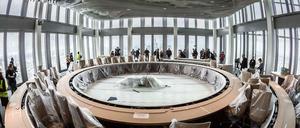 Draghi und die Mitglieder des Rats tagen bald im 41. Stock künftig auf beigen Ledersesseln und sitzen an einem mit beigen Leder bezogenen runden Konferenztisch.