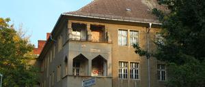 In Karlshorst sind auch die Spuren der sowjetischen Besatzungszeit nach dem Zweiten Weltkrieg nicht ganz verschwunden. In der Andernacher Straße Ecke Königswinter Straße verrotten die ehemaligen Wohnhäuser der Soldatenfamilien.