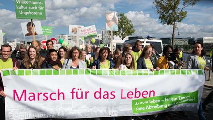In Mitte versammelten sich Abtreibungsgegner und -gegnerinnen beim "Marsch für das Leben" zu einer Demonstration, initiiert vom Bundesverband Lebensrecht.