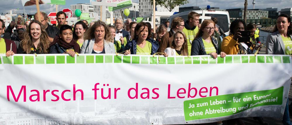In Mitte versammelten sich Abtreibungsgegner und -gegnerinnen beim "Marsch für das Leben" zu einer Demonstration, initiiert vom Bundesverband Lebensrecht.