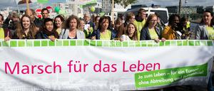 In Mitte versammelten sich Abtreibungsgegner und -gegnerinnen beim "Marsch für das Leben" zu einer Demonstration, initiiert vom Bundesverband Lebensrecht.