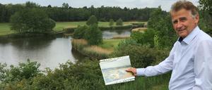 Golfplatz Gatow im Juni 2019: Ehrenpräsident Neumann auf dem Hügel über der einstigen Kohlegrube. "Im See sind Golfbälle - und Raubfische."