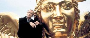 Otto Sander freundet sich in „In weiter Ferne, so nah!“ mit der Goldelse an.