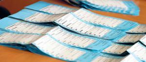 Zettelwirtschaft. Vor der Wahl gab es Befürchtungen, ein korrekter Ablauf sei nicht garantiert. Inzwischen sind wohl nur noch Kleinigkeiten nachzukontrollieren.