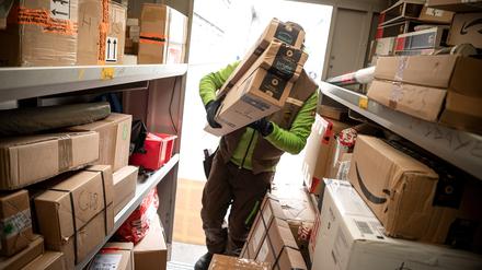 So viel Arbeit wie in diesen Tagen hatten Paketzusteller in Deutschland noch nie.