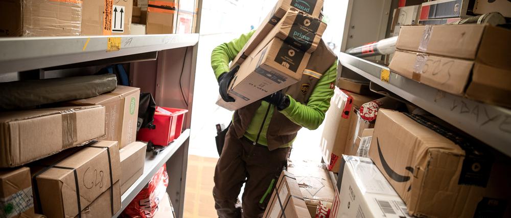 So viel Arbeit wie in diesen Tagen hatten Paketzusteller in Deutschland noch nie.