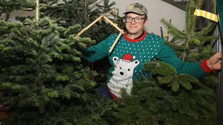Der aus dem Wald kommt: Andreas Frädrich zwischen seinen Leihbäumen.