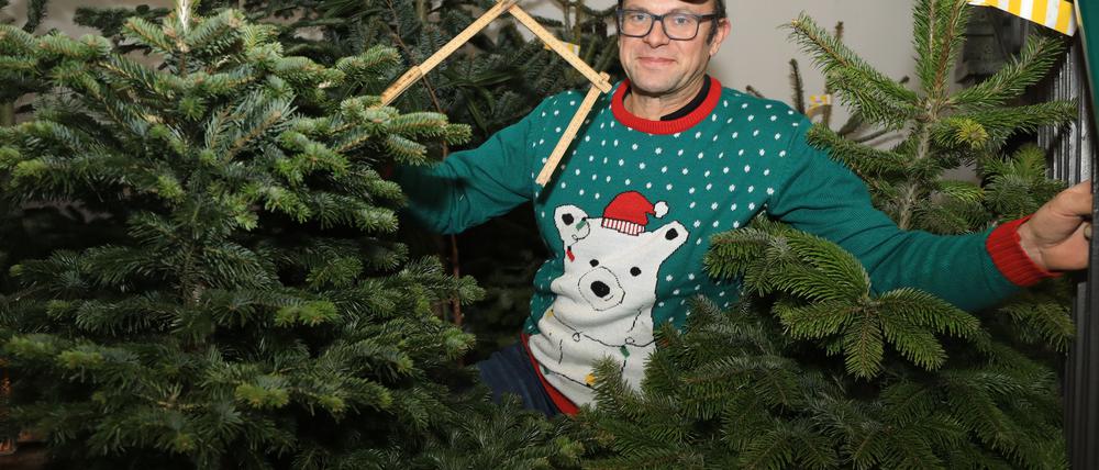 Der aus dem Wald kommt: Andreas Frädrich zwischen seinen Leihbäumen.