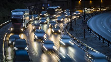 Die Berliner Stadtautobahn A100 nahe der Autobahnausfahrt Kurfürstendamm.