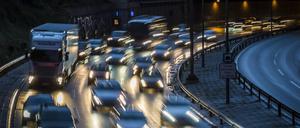 Die Berliner Stadtautobahn A100 nahe der Autobahnausfahrt Kurfürstendamm.