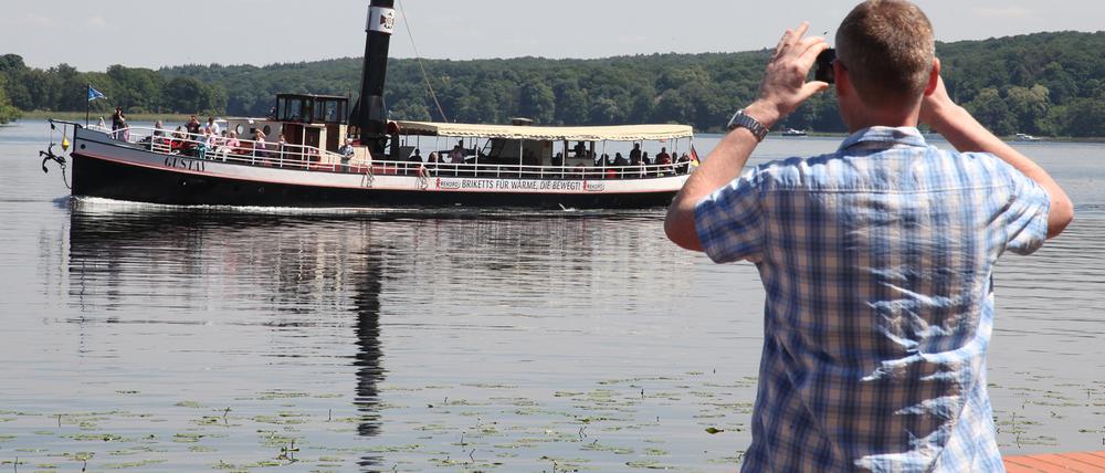 Dampfschiff Gustav kreuzt über den Jungfernsee zur Anlegestelle an der Meierei im Neuen Garten.