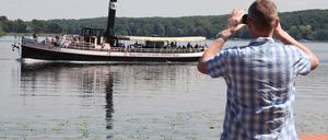 Dampfschiff Gustav kreuzt über den Jungfernsee zur Anlegestelle an der Meierei im Neuen Garten.