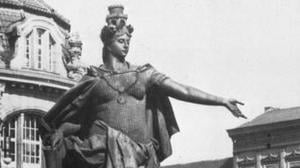 Die von Emil Hundrieser geschaffene Berolina auf dem Alexanderplatz, um 1900. Im Hintergrund links das Kaufhaus Tietz.