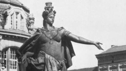 Die von Emil Hundrieser geschaffene Berolina auf dem Alexanderplatz, um 1900. Im Hintergrund links das Kaufhaus Tietz.