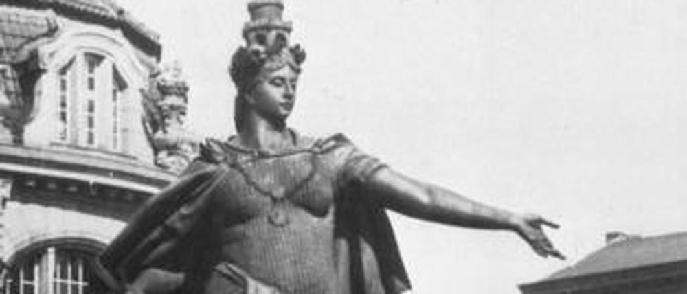 Die von Emil Hundrieser geschaffene Berolina auf dem Alexanderplatz, um 1900. Im Hintergrund links das Kaufhaus Tietz.