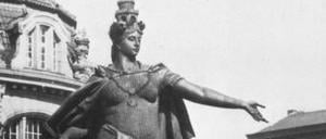 Die von Emil Hundrieser geschaffene Berolina auf dem Alexanderplatz, um 1900. Im Hintergrund links das Kaufhaus Tietz.