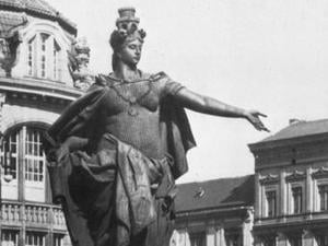 Die von Emil Hundrieser geschaffene Berolina auf dem Alexanderplatz, um 1900. Im Hintergrund links das Kaufhaus Tietz.