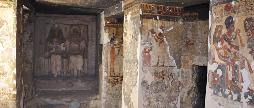 Die Grabkammer ist nahezu komplett mit Malereien und Schriftzeichen dekoriert. An der Stirnseite die Sitzstatuen von Neferhotep und seiner Frau Merit Ra.