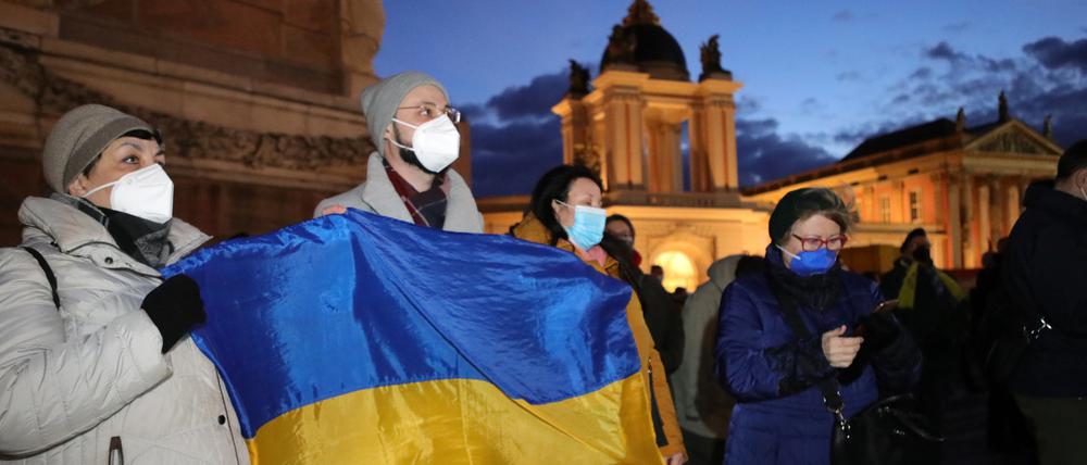 Auch kurz nach Kriegsausbruch kamen Unterstützer der Ukraine auf dem Alten Markt zusammen.