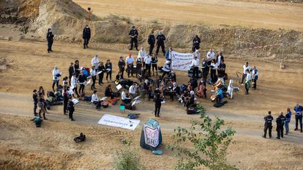 Eine Lebenslaute-Gruppe bei ihrem Protest-Konzert beim Braunkohletagebaus Garzweiler II..