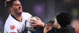 Szenen wie aus einem schlechten Western. David Abraham rastet aus.