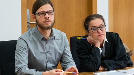 Torsten Krause (Die Linke), ehemaliger Landtagsabgeordneter in Brandenburg, und seine Verteidigerin.