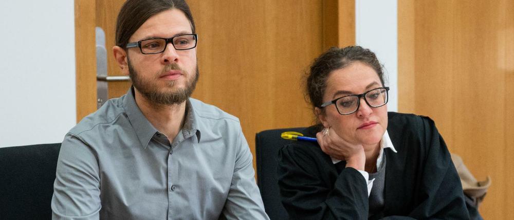 Torsten Krause (Die Linke), ehemaliger Landtagsabgeordneter in Brandenburg, und seine Verteidigerin.