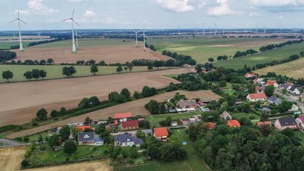 Die geplante Abstandsregelung ist für Kritiker „ein weiterer erheblicher Hemmschuh für den Ausbau der Windkraft an Land“.