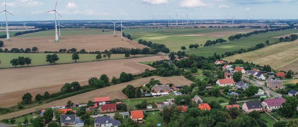 Die geplante Abstandsregelung ist für Kritiker „ein weiterer erheblicher Hemmschuh für den Ausbau der Windkraft an Land“.