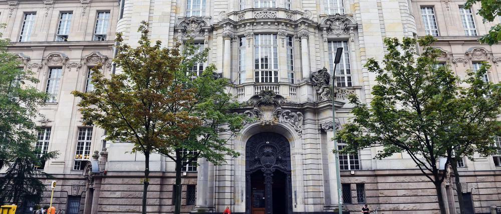 Ein ehemaliger Manager muss sich vor dem Berliner Landgericht verantworten.