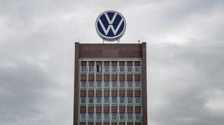 Das VW-Logo auf dem Verwaltungshochhaus vom Volkswagen-Werk in Wolfsburg. 
