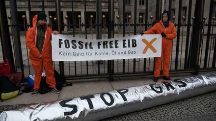 "Extinction Rebellion" und die Klimaorganisation "350.org" protestieren vor dem Finanzministerium gegen den Handel mit fossilen Energieträgern. 