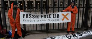 "Extinction Rebellion" und die Klimaorganisation "350.org" protestieren vor dem Finanzministerium gegen den Handel mit fossilen Energieträgern. 