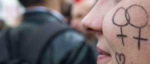 Gleichgeschlechtliche Paare können Probleme bekommen, wenn sie ins Ausland umziehen.