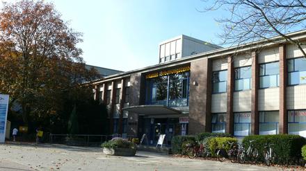 Blick auf die Fassade des Paracelsusbads in Berlin-Reinickendorf.