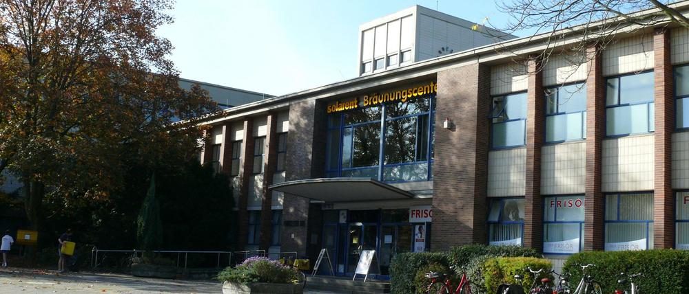 Blick auf die Fassade des Paracelsusbads in Berlin-Reinickendorf.
