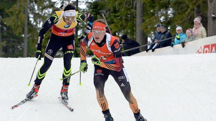 Benedikt Doll (re.) und Martin Fourcade im Duell.